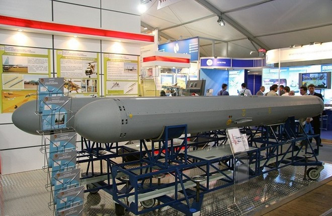 Hệ thống Khibiny cũng có chức năng đánh lừa điện tử và mồi nhử điện tử, có thể tạo ra môi trường điện từ giả hoặc tín hiệu điện tử để đánh lừa radar phòng không và thiết bị dò tìm điện tử của đối phương; nhờ đó, máy bay chiến đấu Su-34, Su-30SM và Su-35 có thể qua mặt hệ thống phòng không của đối phương. 