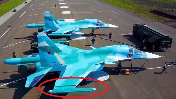 Ở cánh trái của máy bay là pod tác chiến điện tử tích hợp, có nhiệm vụ phát hiện tín hiệu radar của đối phương; tất cả những radar bao phủ băng tần GJ của NATO đã được lưu trữ trong bộ nhớ của pod này; nếu phát hiện radar NATO theo dõi, nó sẽ phát tín hiệu cảnh báo cho phi công và kích hoạt các hệ thống khác.