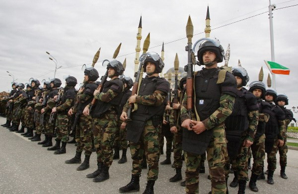 Được biết cộng hòa Chechnya đã cử khoảng 10.000 quân nhân tham gia chiến dịch quân sự đặc biệt quân đội của Nga tại Ukraine. Trước đó người ta biết có đoạn video, khi một số binh sĩ đã ở ngoại ô Kyiv, đã quay cảnh treo cờ không chỉ của Nga, mà còn cả cờ của cộng hòa Chechnya.