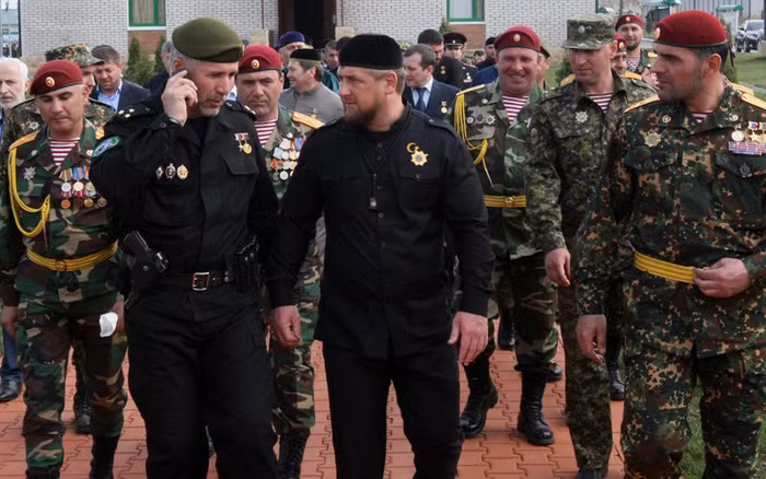 Ramzan Kadyrov nói: “Cho đến ngày thứ tư, hoạt động đặc biệt của chúng tôi ở Ukraine đã diễn ra, nhưng tôi không hiểu tại sao chúng tôi tiếp tục “nhân nhượng” với những kẻ theo chủ nghĩa dân tộc cực đoan Ukraine?