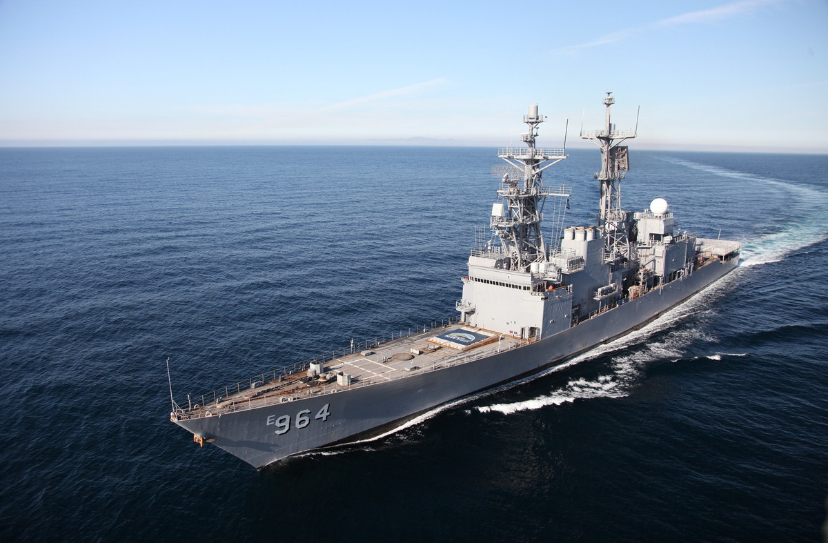 Tàu được trang bị 2 động cơ turbine khí LM2500 công suất 80.000 mã lực (60 MW) tốc độ tối đa mà tàu đạt được là 32,5 hải lý/h (60 km/h); tầm hoạt động 6.000 hải lý (11.000 km) khi chạy ở vận tốc 20 hải lý/h (37 km/h), hoặc 3.300 hải lý (6.100 km) nếu duy trì tốc độ 30 hải lý/h (56 km/h).