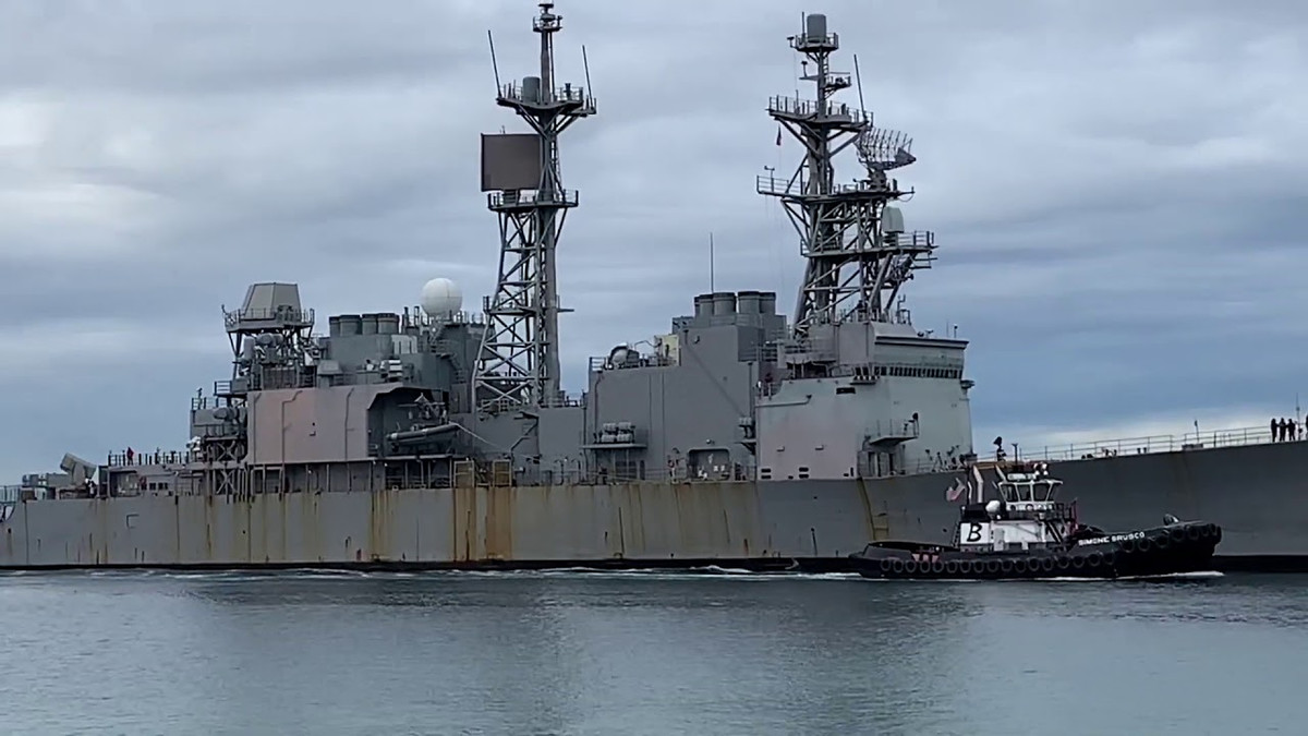 Hệ thống điện tử ban đầu của tàu gồm radar trinh sát đường không AN/SPS-40, radar tìm kiếm bề mặt AN/SPS-55, radar kiểm soát hỏa lực tên lửa AN/SPG-65, radar kiểm soát hỏa lực pháo AN/SPQ-9, hệ thống tác chiến điện tử AN/SQL-32.