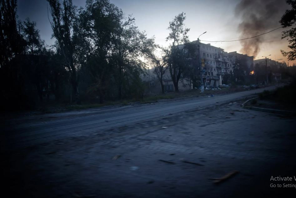 Binh lính Ukraine cho biết, khi chiến đấu cơ Nga mang bom lượn có điều khiển bay gần tiến tuyến, chúng được bảo vệ bởi các máy bay chiến đấu Su-35S đi kèm. Trong khi UAV giám sát bay dày đặc trên bầu trời, săn lùng các binh lính Ukraine. Hiện lính Ukraine ở tiền tuyến chỉ được trang bị tên lửa phòng không vác vai, không thể bắn máy bay Nga thả bom lượn. 