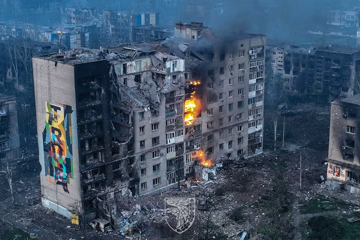 Vào lúc rạng sáng, trong lúc các cuộc tấn công tạm lắng, binh lính Ukraine đã lao ra ngoài và thấy đám cháy do một trong những quả bom gây ra trong đống đổ nát của một tòa nhà cách đó khoảng hơn 140 mét, cho thấy ranh giới giữa sự sống và cái chết “mong manh” như thế nào.