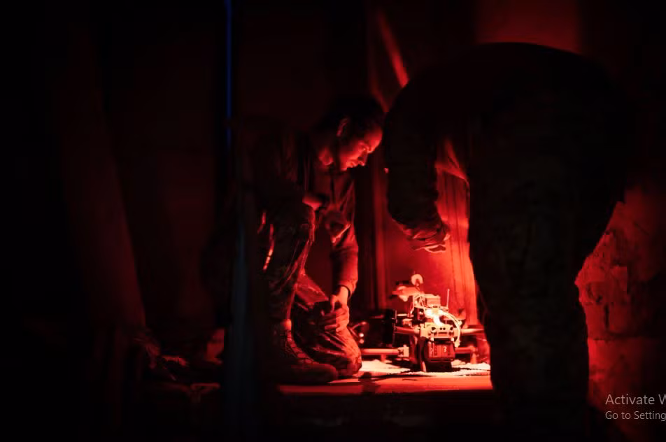 "Nó rất đáng sợ và rất nhanh", trung sĩ Stanislav, thuộc Lữ đoàn bộ binh cơ giới 32 của Quân đội Ukraine cho biết, khi các máy bay chiến đấu của Nga thả những quả bom lượn đầy uy lực về phía các đơn vị của anh. "Mỗi lần như vậy tôi chỉ biết cầu nguyện", Stanislav Ukraine nói.