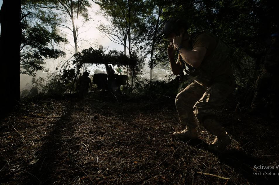 Những người lính Ukraine chiến đấu ở các khu vực nóng nhất của mặt trận cho biết, phần lớn họ bị quân Nga áp đảo về hỏa lực và quân số. Khả năng ném bom liên tục của Nga tiếp tục đóng vai trò quan trọng, buộc quân Ukraine phải rời khỏi các vị trí, dù được phòng thủ kiên cố nhất.