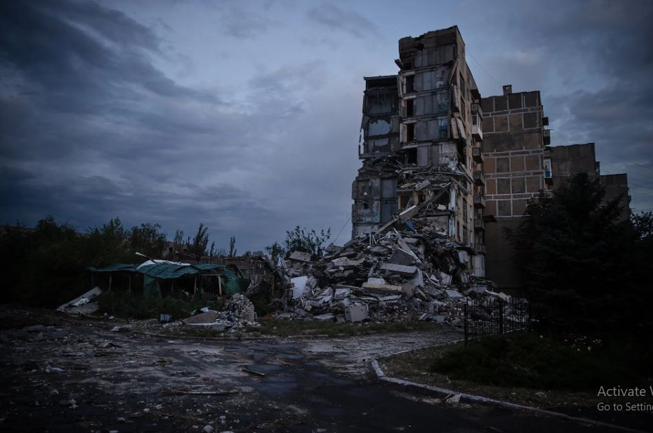 Trong lúc giao tranh giữa mùa hè diễn ra xung quanh thành phố Toretsk, các nhà báo của tờ The New York Times được phép đến thị trấn vào một đêm, để chứng kiến những thách thức mà lực lượng Ukraine phải đối mặt khi họ cố gắng giữ vững vị trí dưới những đợt pháo kích dữ dội của quân Nga.