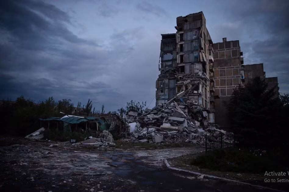 Trong lúc giao tranh giữa mùa hè diễn ra xung quanh thành phố Toretsk, các nhà báo của tờ The New York Times được phép đến thị trấn vào một đêm, để chứng kiến những thách thức mà lực lượng Ukraine phải đối mặt khi họ cố gắng giữ vững vị trí dưới những đợt pháo kích dữ dội của quân Nga.