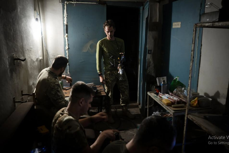 Trong bóng tối của căn hầm tại thành phố Toretsk ở miền đông Ukraine, các binh lính Ukraine không biết bom lượn Nga sẽ tấn công họ như thế nào. Nhưng sự thay đổi đột ngột về áp suất không khí, đi kèm với những tiếng nổ làm rung chuyển mọi thứ, đã chứng minh sức công phá của những quả bom này, khi chúng thổi tung những ngôi nhà gần đó.