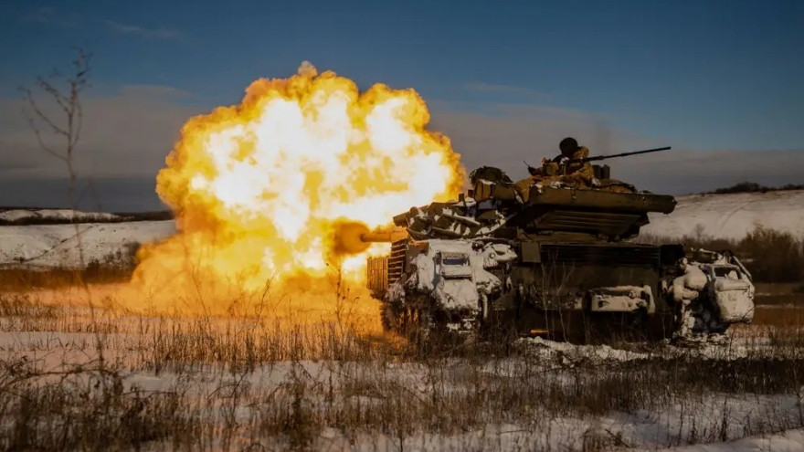 Đồng thời, lợi thế về pháo binh và đặc biệt là Không quân Nga, đã khiến nhuệ khí của binh sĩ Ukraine xuống thấp; nhiều lính Ukraine khó có thể bất chấp hỏa lực pháo binh, không quân và UAV tự sát vô cùng nguy hiểm, để xung phong vào trận địa của Nga. 