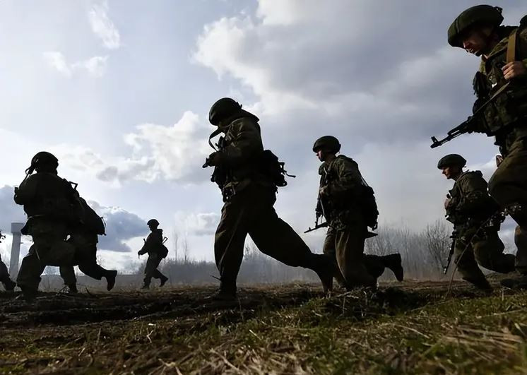 Đặc biết là sức mạnh của Quân đội Nga ở miền đông Ukraine ngày càng mạnh hơn, họ đã huy động một số lượng lớn quân nhập ngũ, khắc phục tình trạng phòng tuyến trống rỗng quân như năm 2022. Đó là các lý do Ukraine không thể lặp lại “kỳ tích đột kích” năm 2022.