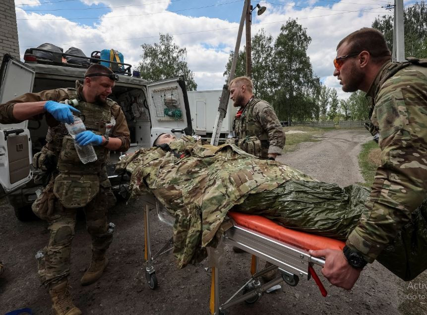 Chuyên gia Watling, thuộc Viện nghiên cứu Dịch vụ Thống nhất Hoàng gia Anh (RUSI) cho biết, bằng cách dàn trải lực lượng Ukraine ra khắp chiến tuyến, Nga đang khắc phục những điểm yếu của chính mình.