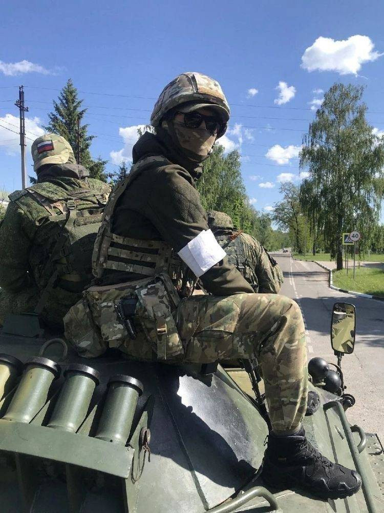 Trước đó, truyền thông phương Tây đã nhiều lần viết về sự tham gia của những người nhập cư từ Afghanistan vào cuộc chiến ở Ukraine, trong quân đội của cả hai bên trong cuộc xung đột. Trong những năm quân đội Mỹ hiện diện ở Afghanistan, hàng chục nghìn quân nhân Afghanistan, đã được huấn luyện bởi các cố vấn của Quân đội Mỹ.