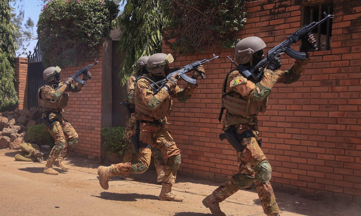 Bây giờ một đơn vị pháo binh của Wagner PMC đang hoạt động ở Bakhmut, đơn vị này đã được huấn luyện để sử dụng pháo M-777 của Mỹ và các hệ thống tên lửa chống tăng Javelin. Còn nguồn vũ khí thì chúng tôi mua lại từ các đơn vị Ukraine hoặc là chiến lợi phẩm; ông Prigozhin cho biết thêm.