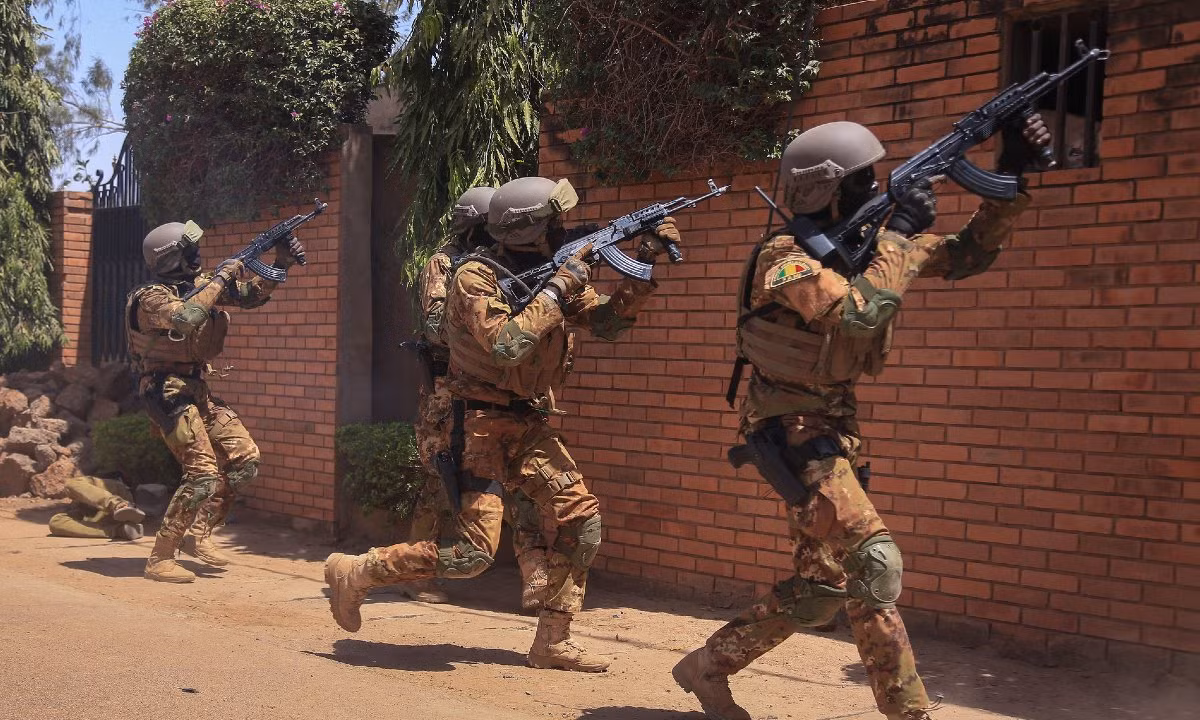 Bây giờ một đơn vị pháo binh của Wagner PMC đang hoạt động ở Bakhmut, đơn vị này đã được huấn luyện để sử dụng pháo M-777 của Mỹ và các hệ thống tên lửa chống tăng Javelin. Còn nguồn vũ khí thì chúng tôi mua lại từ các đơn vị Ukraine hoặc là chiến lợi phẩm; ông Prigozhin cho biết thêm.