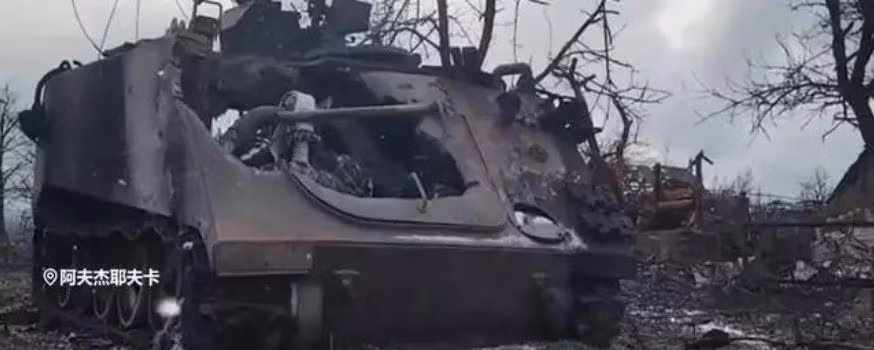 Còn theo trang Topwar của Nga đưa tin, nhà báo chuyên mục quân sự David Axe của tạp chí Forbes tiết lộ, một đoạn video được lan truyền trên internet mới đây cho thấy, Quân đội Nga đã phá hủy một chiếc xe công binh M1150 cực kỳ quý giá.