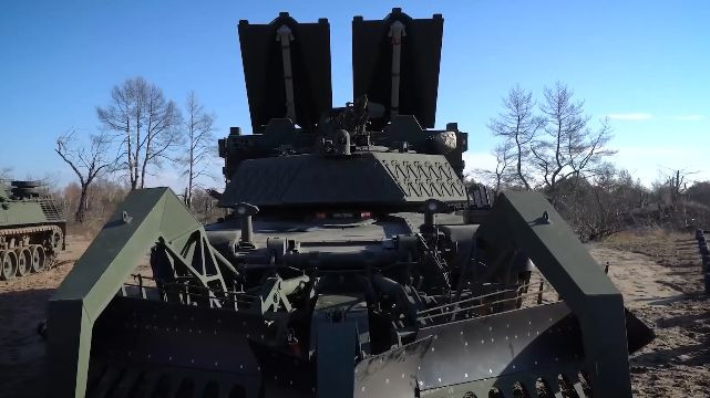 Xe công binh M1150 là loại xe bọc thép rà phá mìn, được chế tạo trên khung gầm của xe tăng Abrams và được Mỹ bí mật cung cấp cho Kiev. M1150 là phương tiện rà phá bom mìn và chất nổ của Quân đội Mỹ, được trang lưỡi cày mìn và máy phóng dây nổ. 