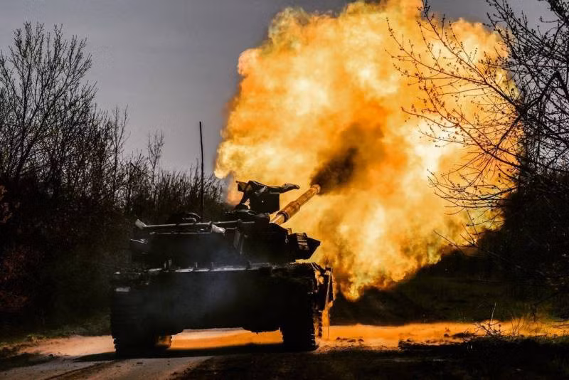 Hiện tại, liên quân Nga (gồm quân dù Nga và lính đánh thuê Bakhmut) chủ yếu tấn công các khu vực ở phía tây nam và tây bắc của thành phố Bakhmut; nên nhiều người cho rằng, quân Nga đang điều binh chi viện tại các điểm mà họ đã tổ chức bao vây được, để loại bỏ các lực lượng trọng yếu của quân đội Ukraine. 