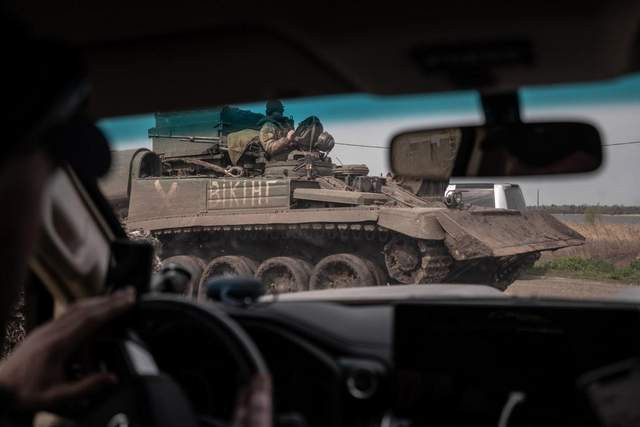 Theo các phóng viên chiến trường Nga, việc đưa binh lính, đạn dược, thực phẩm từ Chasov Yar vào Bakhmut được tiến hành vào ban đêm, khi nhiều lái xe của Quân đội Ukraine mạo hiểm lái xe trên con đường này, bất chấp hỏa lực pháo binh của quân Nga bắn liên tục.