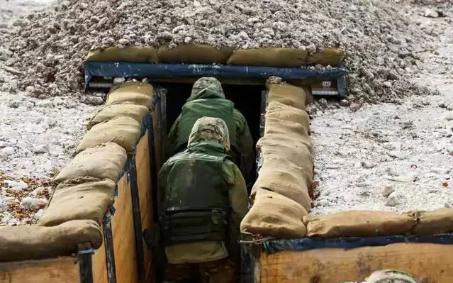 Vào thời Liên Xô, khu vực Donbass là khu vực công nghiệp cốt lõi của Ukraine; để đối phó với cái gọi là cuộc tấn công tổng lực của Mỹ và NATO, một số lượng lớn các đường hầm boongke kiên cố đã được xây dựng. Sau năm 2014, Ukraine đã tích cực sửa lại và củng cố thêm. 