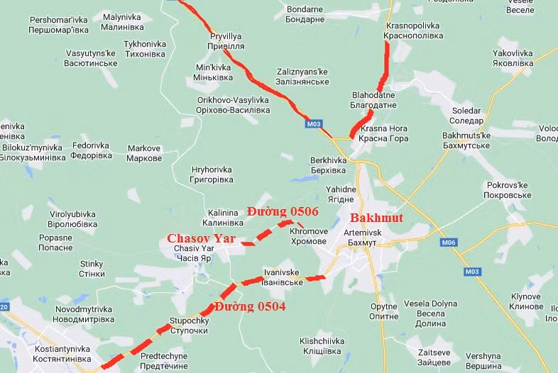 Ngay từ thời điểm hơn hai tháng trước, phía đông, bắc và nam Bakhmut đã bị liên quân Nga bao vây hoàn toàn; phía tây chỉ có 3 con đường là E40 đi Slavyansk, nhưng đã bị quân Wagner chặn đầu tiên tại phía nam thị trấn Soledar. 