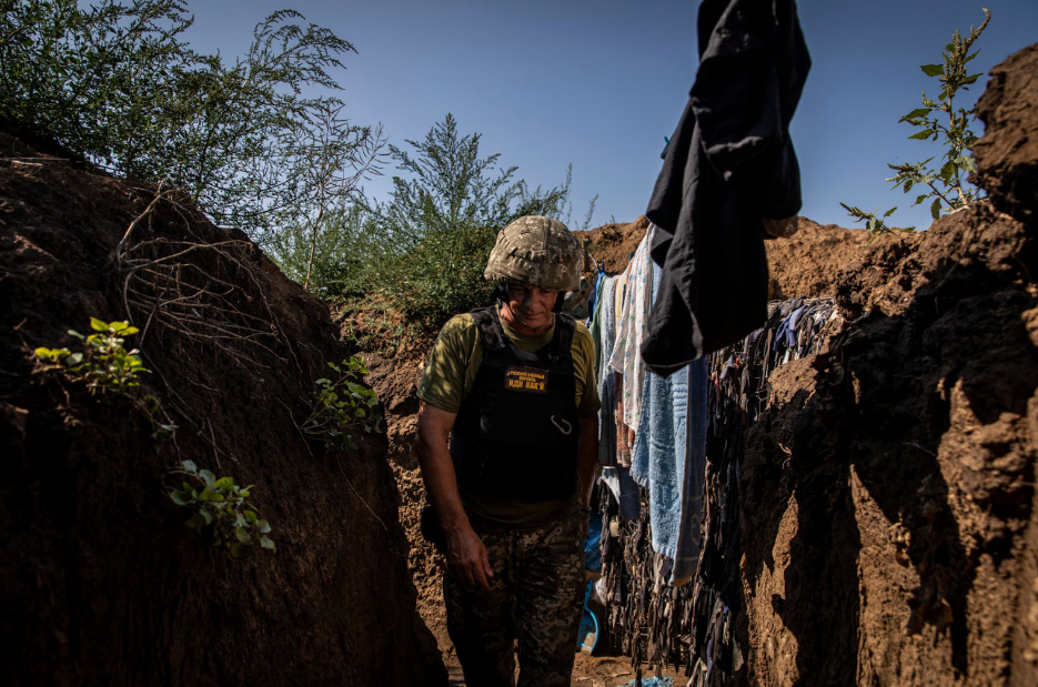 Đó là lý do tại sao, lãnh đạo Kiev vẫn chưa công nhận sự việc thị trấn chiến lược Peski tại Donbass bị quân Nga tràn ngập; mặc dù các nguồn tin của phương Tây đã công nhận sự kiện này.