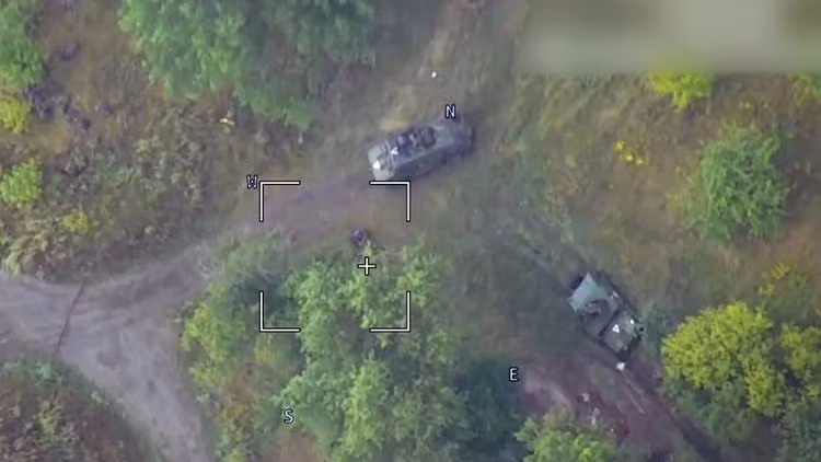 Forbes viết: Con đường này quan trọng như nhau đối với cả hai bên. Tuy nhiên, các đơn vị chiến đấu của Nga đang thể hiện sự khéo léo hơn rất nhiều, khi phá hủy hầu hết các vũ khí trang bị của quân Ukraine gần Novoivanovka.