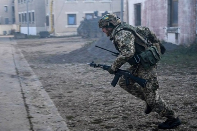 Ngoài ra, do hậu quả của các cuộc tấn công của lực lượng DPR, ít nhất có 5 quân nhân Ukraine đã hy sinh và 12 người bị thương; ít nhất 6 đơn vị thiết bị quân sự đã bị phá hủy. Trong trận chiến này, hai chiếc xe tăng đã được lực lượng DPR sử dụng như một trong những vũ khí phòng thủ.