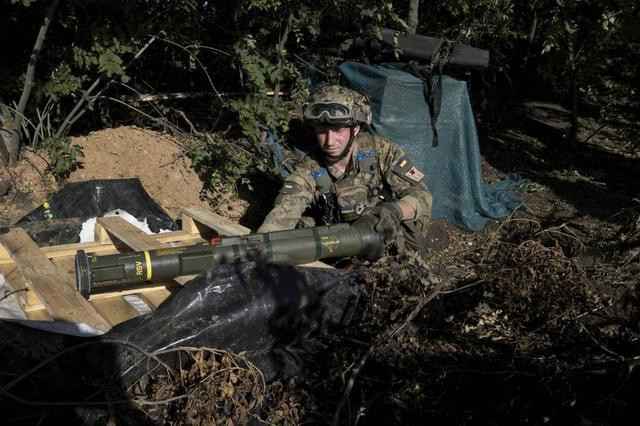 “Rõ ràng, tình hình hiện tại đã đảo chiều mạnh mẽ, Ukraine có thể đang phải đối mặt với việc Nga phát động cuộc tấn công tổng lực và một Bakhmut thứ hai có thể đã xuất hiện”; Michael Clark, giáo sư nghiên cứu quốc phòng tại Đại học Hoàng gia Anh viết.