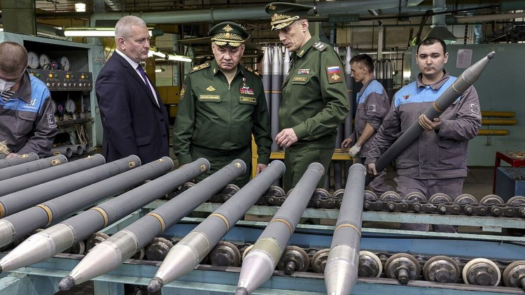 Có thể nói, Ukraine đã thất bại trong việc thiết lập nền sản xuất quốc phòng thời chiến, thực tế là ngành công nghiệp quốc phòng Ukraine đã bị phá hủy và không có năng lực cung cấp nào cả. Nhưng ngược lại, Nga đã kích hoạt ngành công nghiệp quốc phòng của họ, cho phép Nga về cơ bản đáp ứng nhu cầu vũ khí trên chiến trường.