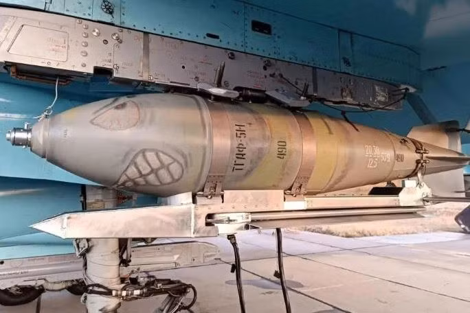 Lợi thế phòng ngự của Ukraine tại Avdiivka là các công sự phòng ngự kiên cố được xây dựng suốt 8 năm qua. Tuy nhiên, với việc Quân đội Nga tăng cường sử dụng lực lượng không quân, ném bom có điều khiển, khiến lợi thế về công sự trận địa vững chắc của Ukraine bị san bằng.