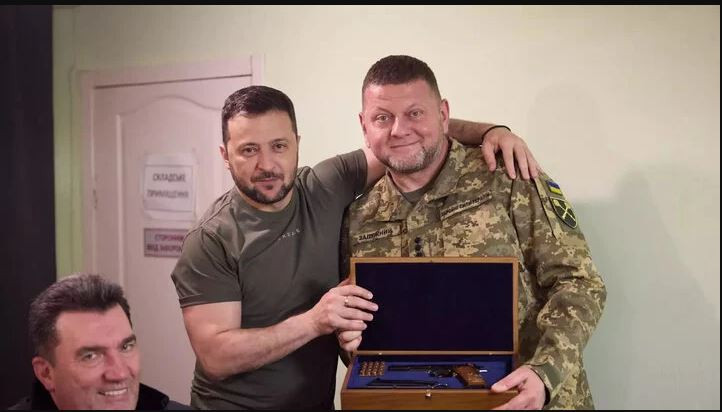 Tướng Zaluzhny cũng phàn nàn rằng, chiến thuật của NATO không giúp quân đội Ukraine tạo nên được bước đột phá. Ngoài ra, có tin đồn lan truyền trong Quân đội Ukraine rằng, tướng Zaluzhny và Tổng thống Zelensky có quan điểm khác nhau về tình hình chiến trường.