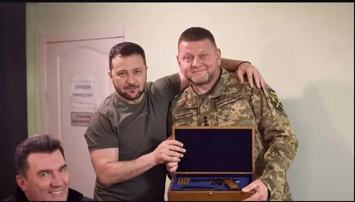 Tướng Zaluzhny cũng phàn nàn rằng, chiến thuật của NATO không giúp quân đội Ukraine tạo nên được bước đột phá. Ngoài ra, có tin đồn lan truyền trong Quân đội Ukraine rằng, tướng Zaluzhny và Tổng thống Zelensky có quan điểm khác nhau về tình hình chiến trường.