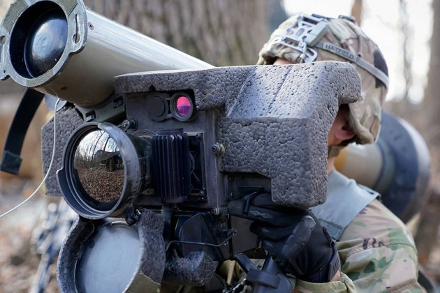 Trả lời câu hỏi về việc sử dụng vũ khí ở Donbass, ông Reznikov nói rằng, Quân đội Ukraine hoàn toàn không chủ động tấn công các vị trí của DPR; với câu hỏi về việc sử dụng vũ khí nước ngoài ở Miền Đông, ông Reznikov trả lời với thái độ hoàn toàn lảng tránh.