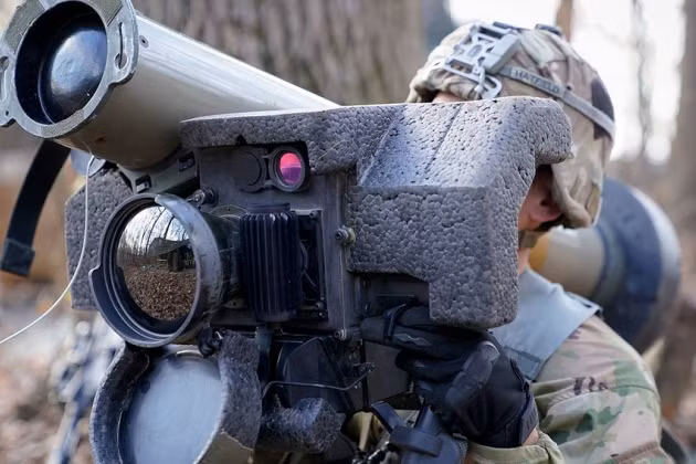 Trả lời câu hỏi về việc sử dụng vũ khí ở Donbass, ông Reznikov nói rằng, Quân đội Ukraine hoàn toàn không chủ động tấn công các vị trí của DPR; với câu hỏi về việc sử dụng vũ khí nước ngoài ở Miền Đông, ông Reznikov trả lời với thái độ hoàn toàn lảng tránh.