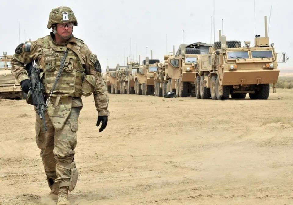 Trong quá trình chuẩn bị cho chiến tranh, sau cuộc bán bao vây Fallujah, quân đội Mỹ đầu tiên yêu cầu dân thường địa phương rời khỏi thành phố, để tránh tác động của chiến tranh, thông qua phát thanh tuyên truyền kéo dài trong vài tuần.