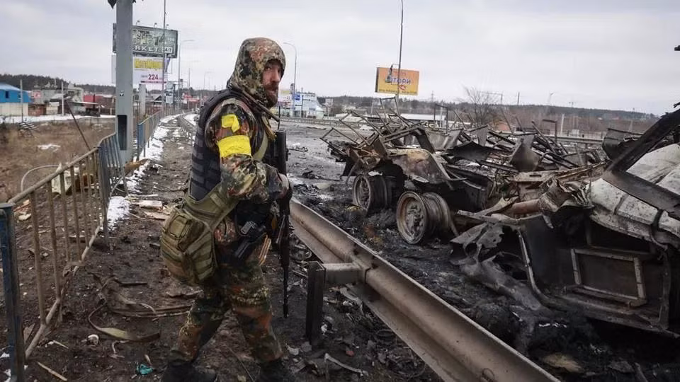 Nhìn từ bề ngoài, những thông tin về việc Ukraine chặn được quân Nga không phải là không có lý, nhất là mấy ngày gần đây, Quân đội Nga quả thực đã có những thiệt hại đầu tiên và không thể thắng áp đảo được những đơn vị chiến đấu hạng nặng của Quân đội Ukraine và những nơi quan trọng về mặt chiến lược. 