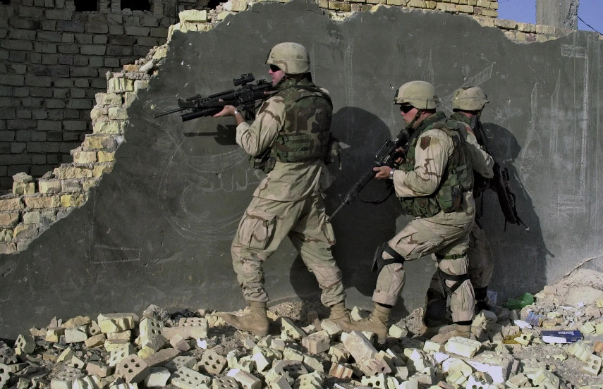 Điều đáng chú ý là trong giao tranh đường phố, khi Quân đội Mỹ gặp phải sự kháng cự của đối phương, họ thường không trực tiếp tấn công, mà gọi pháo binh hoặc không quân yểm trợ từ phía sau; khi cảm thấy đối phương không còn khả năng chống cự, họ mới tiến lên. 