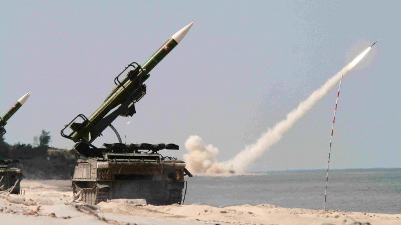 Hiện Ukraine đang gặp khó khăn về mặt kỹ thuật, khi tiếp nhận các hệ thống phòng không do phương Tây cung cấp, ngoại trừ một số hệ thống phòng không tầm thấp đơn giản như tên lửa vác vai (MANPAD); do Quân đội Ukraine chỉ có thể sử dụng những hệ thống phòng không, do Liên Xô trước đây sản xuất.