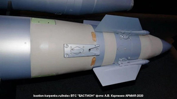 Loại tên lửa có điều khiển 9M54 có các đặc điểm tương tự của một tên lửa đạn đạo chiến thuật tầm ngắn; trọng lượng 9M54 nặng khoảng 820 kg và riêng đầu đạn của chúng nặng khoảng 250 kg. 