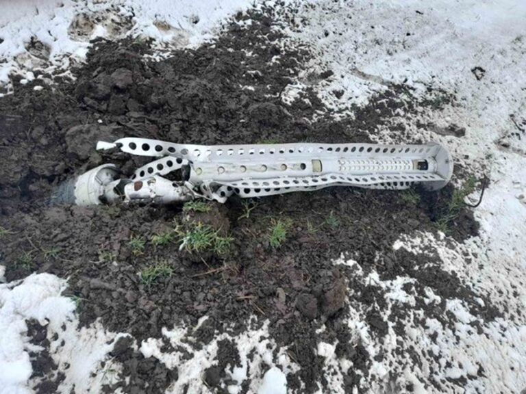 9A52-4 Tornado được trang bị động cơ diesel KamAZ-740.50.360 có công suất 360 mã lực. Hệ thống truyền lực 8×8 bánh, tốc độ tối đa 90 km / h trên đường nhựa và dự trữ nhiên liệu hành trình là 1.000 km.