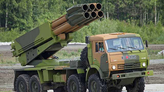 Hệ thống pháo phản lực phóng loạt 9A52-4 Tornado cũng là một trong những phát triển mới nhất về pháo mặt đất của Nga; đạn của hệ thống chủ yếu là loại đạn không điều khiển 9M542, được sử dụng chung với hệ thống pháo phản lực phóng loạt 9K58 Smerch, được Liên Xô sản xuất từ cuối những năm 1980. 