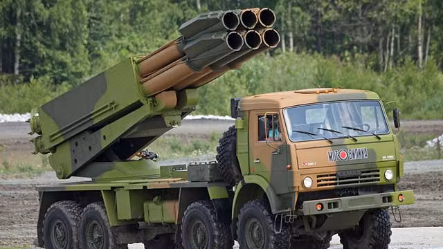 Hệ thống pháo phản lực phóng loạt 9A52-4 Tornado cũng là một trong những phát triển mới nhất về pháo mặt đất của Nga; đạn của hệ thống chủ yếu là loại đạn không điều khiển 9M542, được sử dụng chung với hệ thống pháo phản lực phóng loạt 9K58 Smerch, được Liên Xô sản xuất từ cuối những năm 1980. 