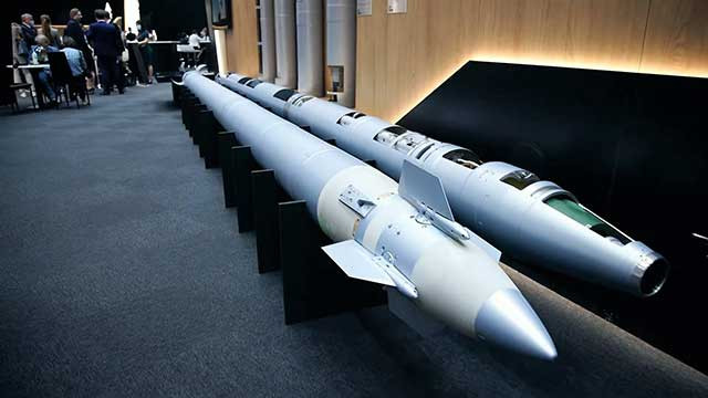 Tên lửa loạt 9M54 là loại tên lửa chiến thuật, được phóng đi bởi bệ phóng pháo phản lực đa năng 300 mm 9A52-4 Tornado. Đây là loại tên lửa chiến thuật, được dẫn đường bằng hệ thống quán tính kết hợp vệ tinh, mang đầu đạn nổ phá HE-Fragmentation.