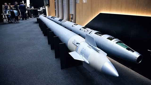 Tên lửa loạt 9M54 là loại tên lửa chiến thuật, được phóng đi bởi bệ phóng pháo phản lực đa năng 300 mm 9A52-4 Tornado. Đây là loại tên lửa chiến thuật, được dẫn đường bằng hệ thống quán tính kết hợp vệ tinh, mang đầu đạn nổ phá HE-Fragmentation.