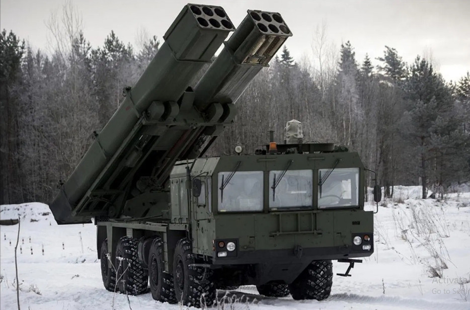 Phiên bản 9A53-U Tornado phóng tên lửa 220mm và đặt trên khung gầm xe tải hạng nặng MZKT-79306 và phiên bản 9A53-S Tornado phóng tên lửa 300mm và sử dụng khung gầm xe địa hình hạng nặng MZKT-79306 của Belarus. 