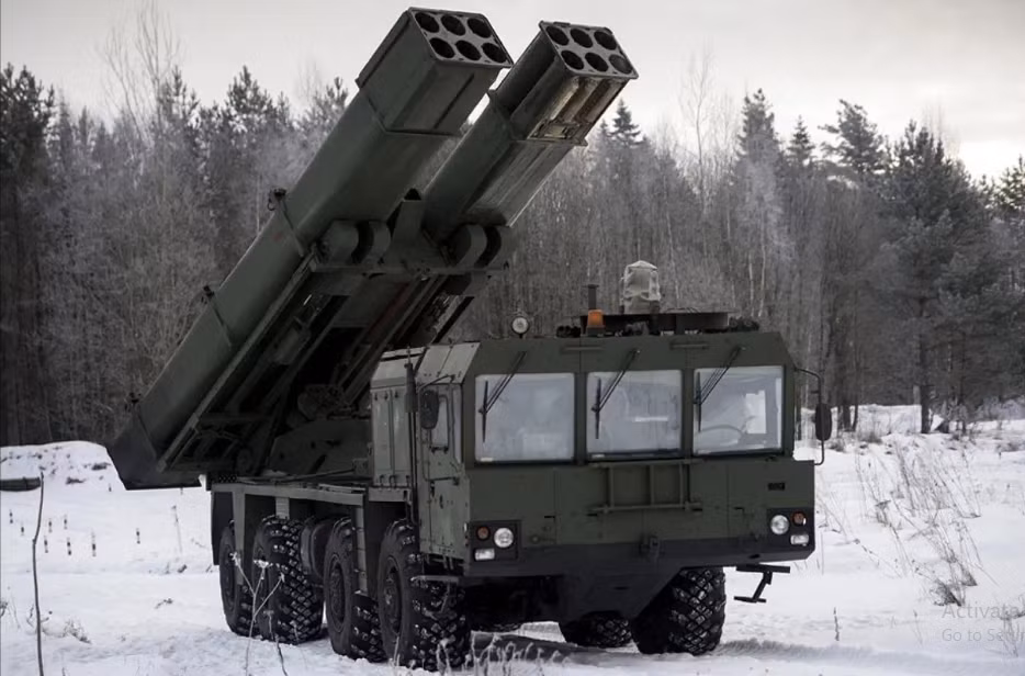 Phiên bản 9A53-U Tornado phóng tên lửa 220mm và đặt trên khung gầm xe tải hạng nặng MZKT-79306 và phiên bản 9A53-S Tornado phóng tên lửa 300mm và sử dụng khung gầm xe địa hình hạng nặng MZKT-79306 của Belarus. 