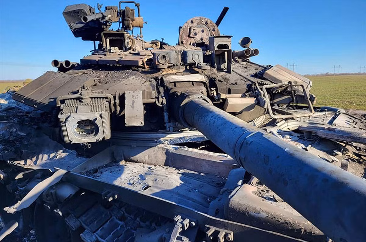 Ngoài ra khi xe tăng bị trúng đạn, vị trí và tư thế của những người ngồi trong xe cũng sẽ ảnh hưởng rất nhiều; những người ở gần vị trí bị đạn bắn trúng có thể bị ảnh hưởng nhiều hơn. Do trong xe tăng không bố trí dây đai an toàn như trên xe ô tô, nên khi xe bị trúng đạn, có khi hất tung các thành viên lên, đập vào các bộ phận trong xe. 