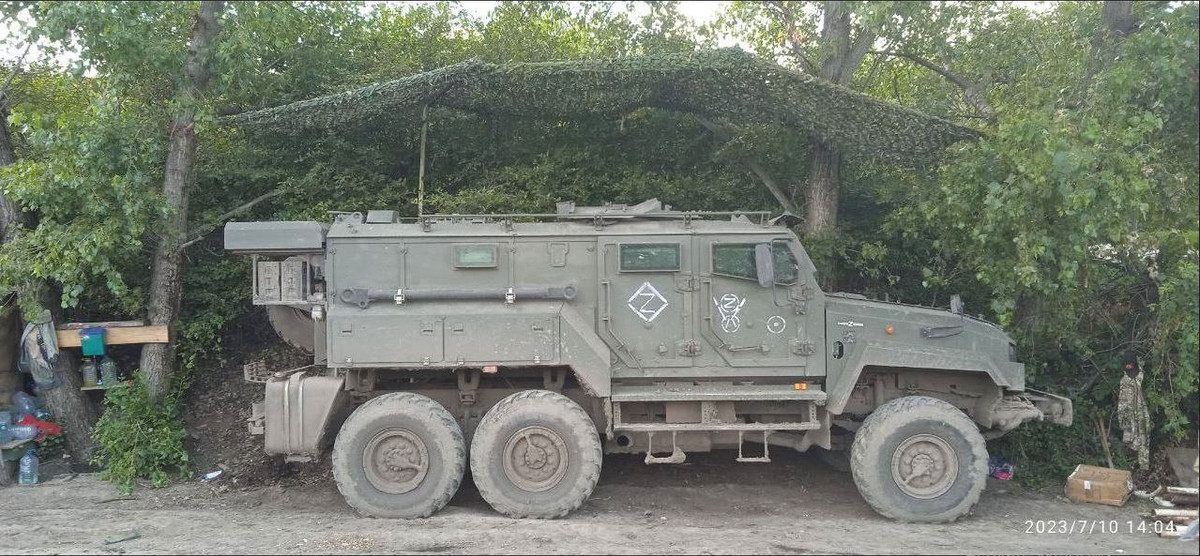 Xe bọc thép Z-STS Akhmat được sản xuất bởi nhà máy Rem Diesel của Nga và được thiết kế để triển khai hiệu quả trong môi trường xung đột bất đối xứng, nơi việc bảo vệ chống lại các mối đe dọa từ bên ngoài là rất quan trọng.