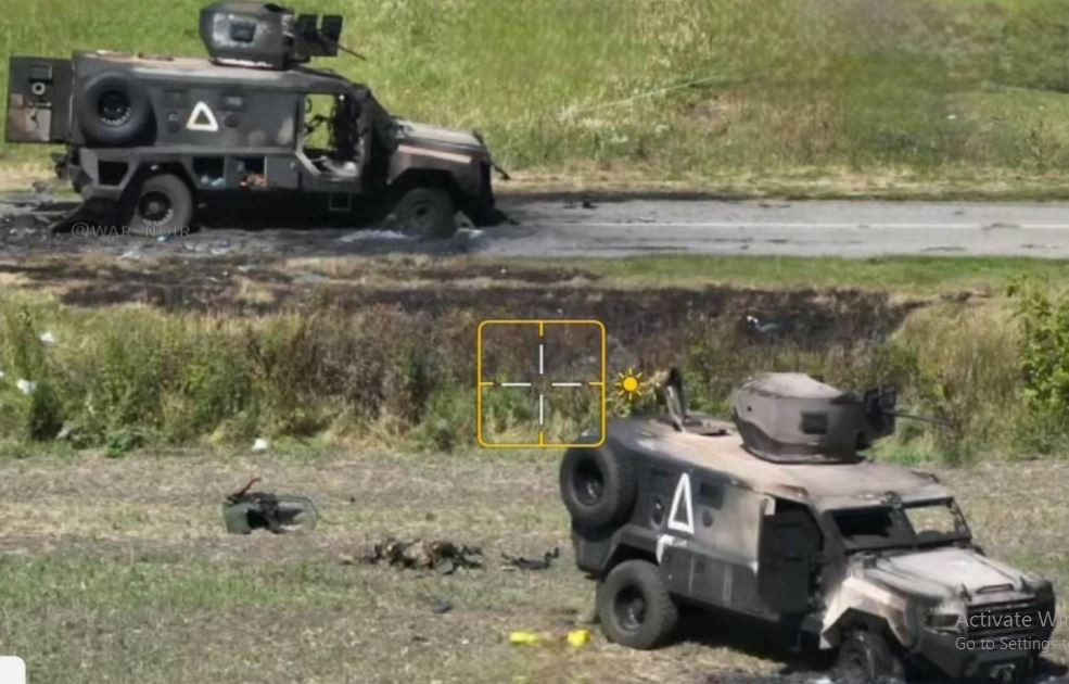 Đặc biệt, chiếc xe bọc thép Rochelle Senator được vẽ một hình tam giác màu trắng “rất bắt mắt”, ở phía sau bên phải của xe, là biểu tượng của Quân đội Ukraine trong chiến dịch tấn công vào khu vực Kursk của Nga. 